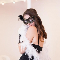 Maska Czarno Złota z piórami 13429